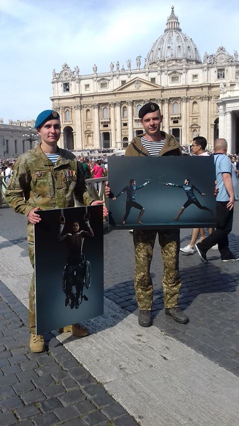 Ukrainian servicemen on a visit to Vatican hold photographs from the social project "The Victors." Photo: fb.com/thevictors2017
