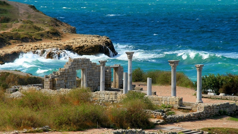 Ruins of the 6th century Roman basilica built on the site of an earlier temple in the ancient city of Tauric Chersonesus (also Chersonese or Chersonesos) in Russia-occupied Sevastopol, Ukraine (Image: Wikimedia)