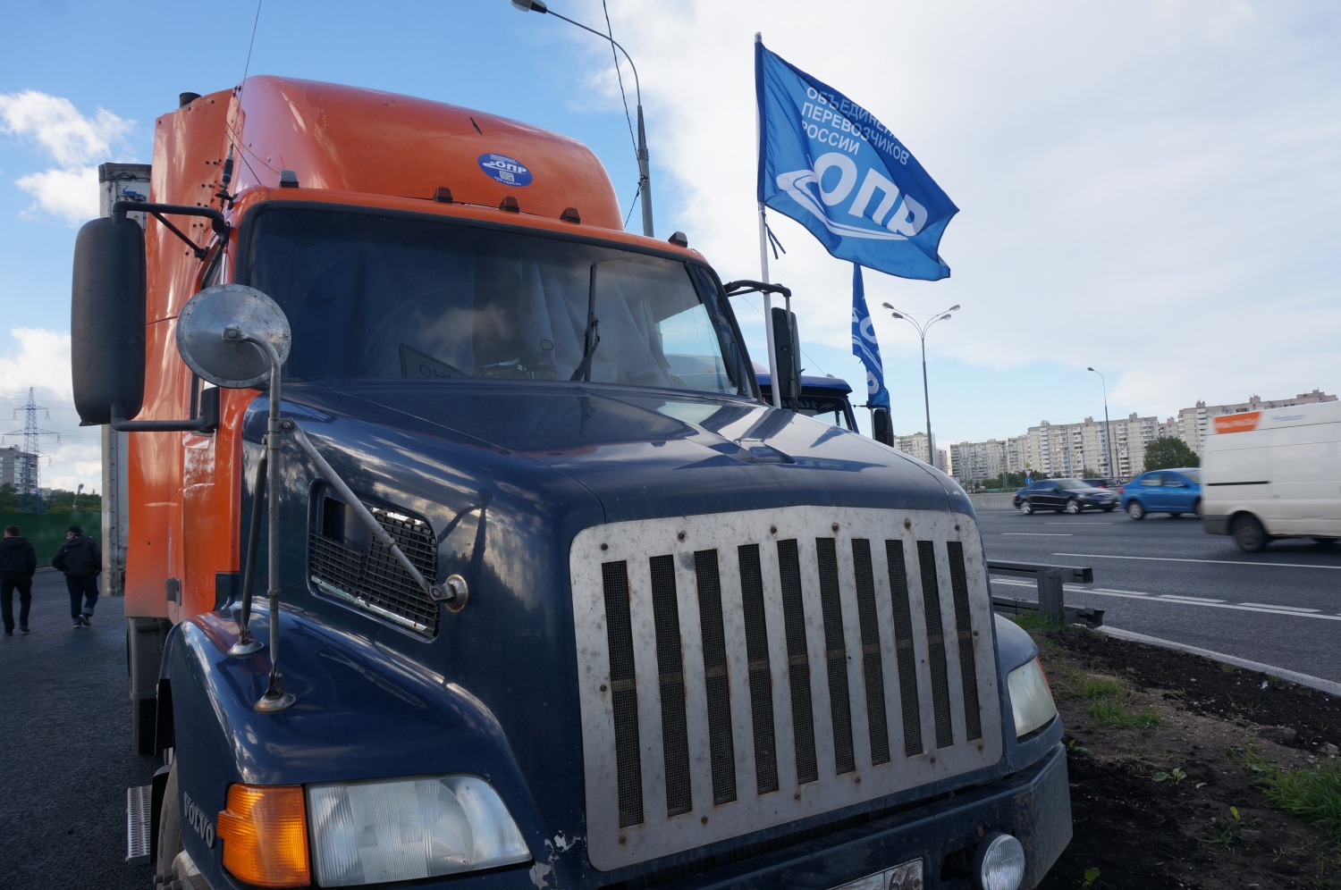 Long-haul truck with a flag of the Carrier Union of Russia