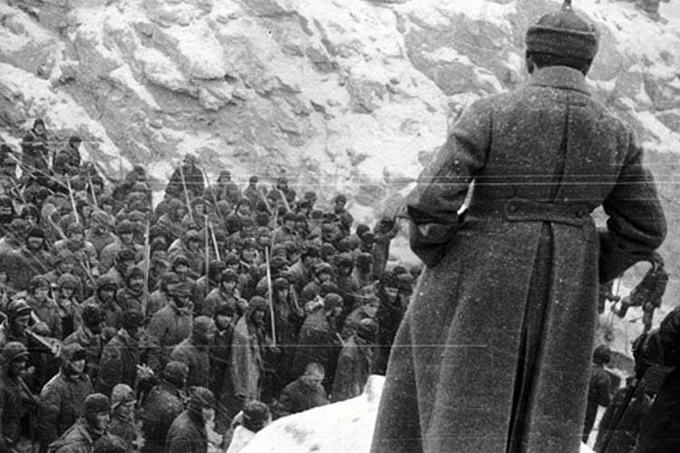 Prisoners at a Soviet GULAG forced-labor camp awaiting commands (Image: thegulag.org)
