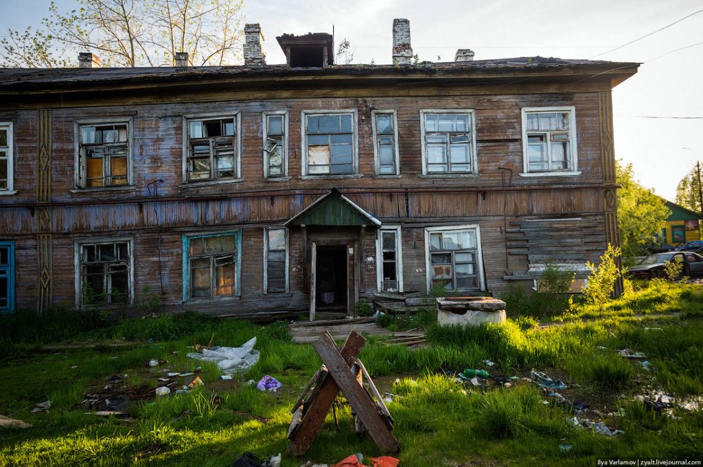 Despite their disastrous condition, these poorly-maintained public housing buildings surrounded by trash heaps and debris in Russian provinces are still occupied by families who can't afford to live anywhere else. Arkhangelsk, Russia, July 2015 (Image: Ilya Varlamov)