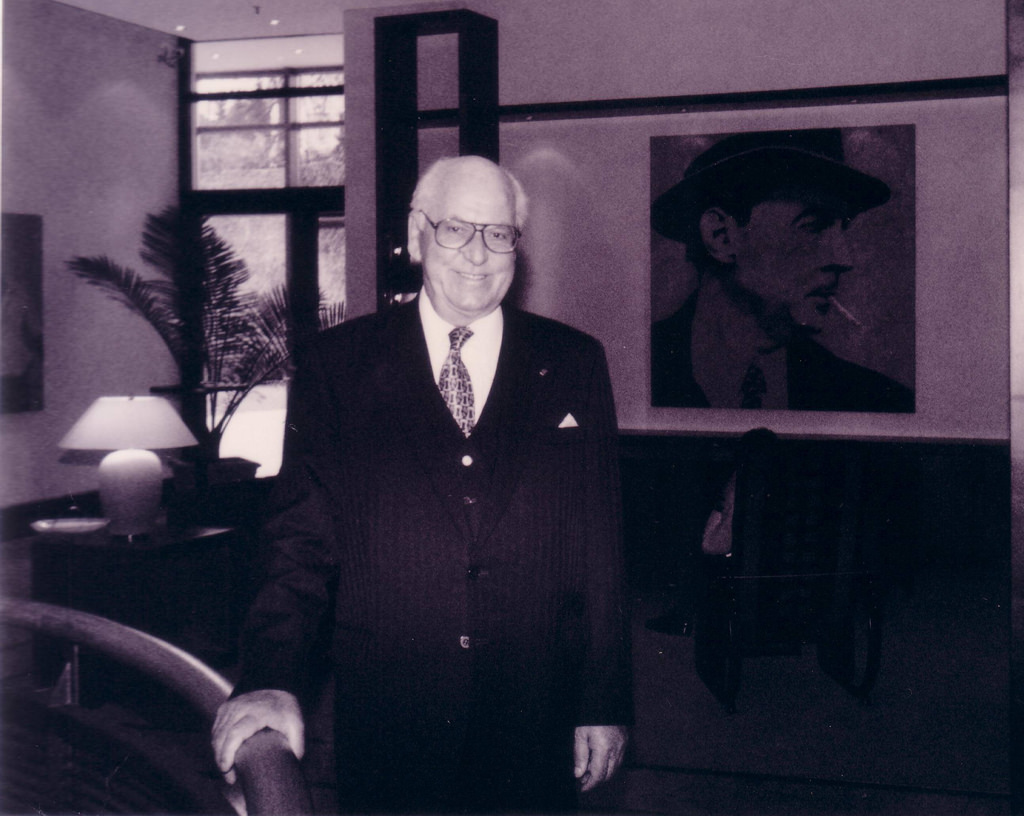 Estonian President Lennart Meri in October 1998 in front of a portrait of famous German writer Erich Maria Remarque in Osnabrück, Germany, where the writer was born. President Meri translated his works. (Image: Jens-Olaf Walter)