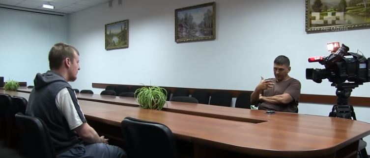 TSN journalist Andriy Tsapliyenko talks to Viktor Ageyev. Snapshot from TSN video
