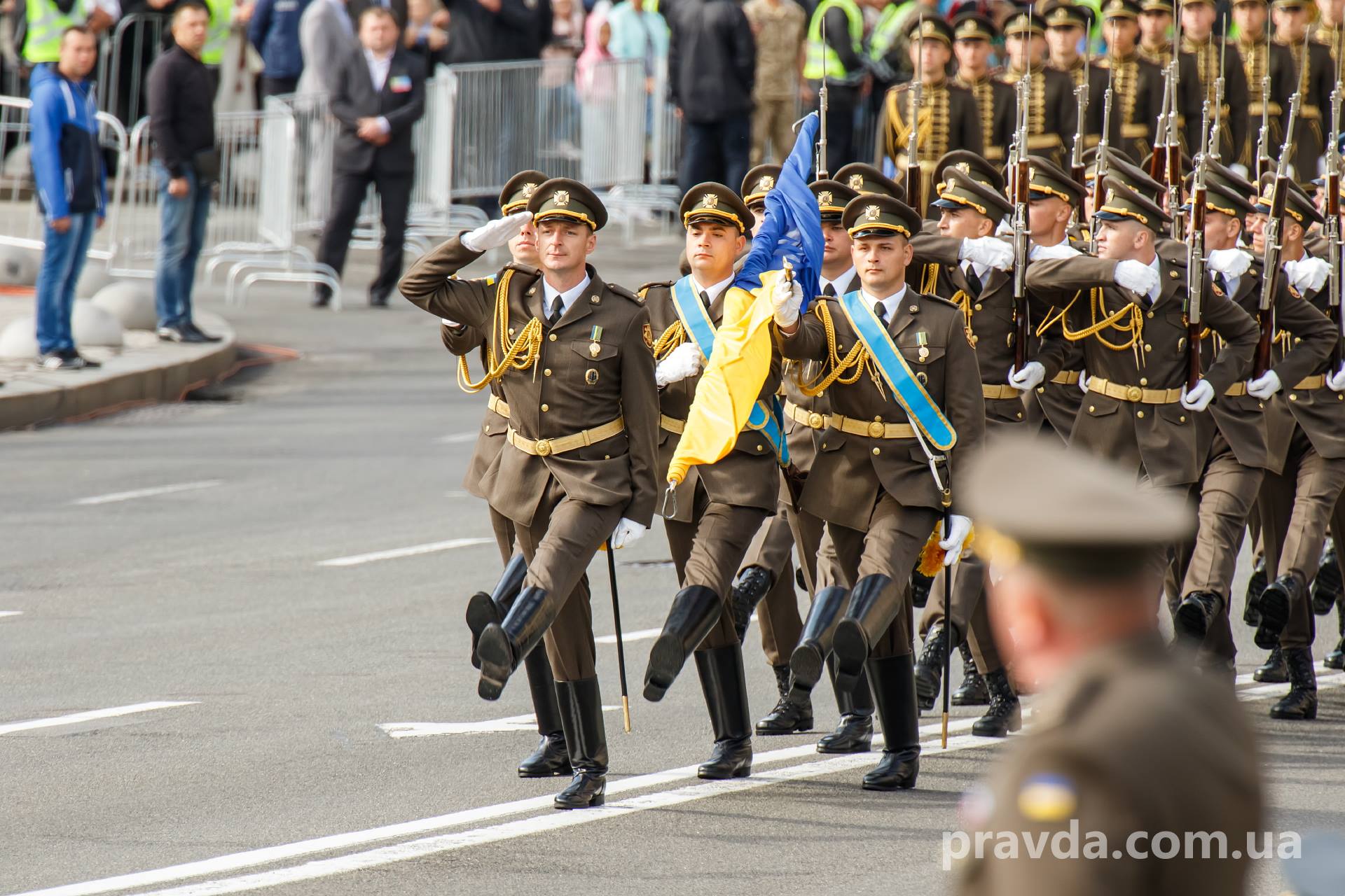 Divisions from eight NATO countries attend military parade on Ukraine's