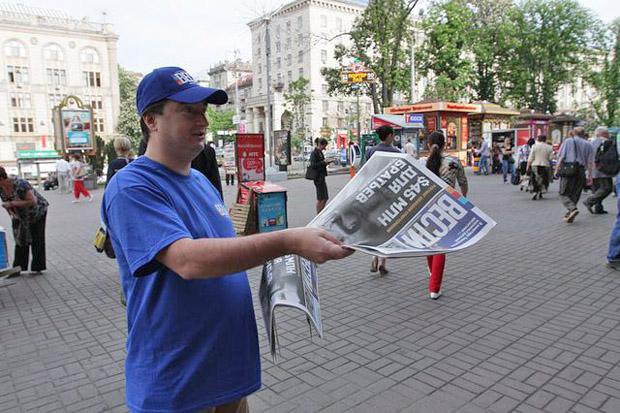 Ihor Huzhva hands out the free newspaper Vesti, an instrument of wide dissemination of pro-Kremlin messaging. Photo: anticor.com.ua