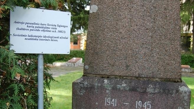 At a cemetery in a district in northern Lithuania, local officials have not taken down the monuments Moscow erected near the graves of Red Army soldiers but rather put up new signs indicating that “the ideological inscriptions of the Soviet period do not correspond to historical truth.” (Image: lzinios.lt)