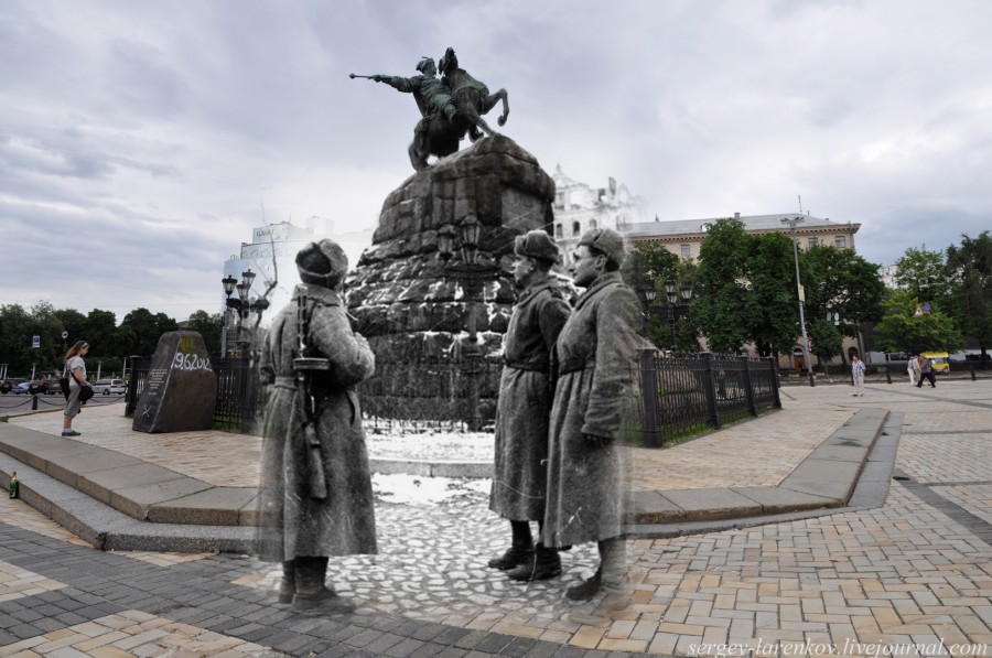 Kyiv 1943/2012. Soviet soldiers near the monument to Bohdan Khmelnytskyi. Collage: Sergey Larenkov (Livejournal)