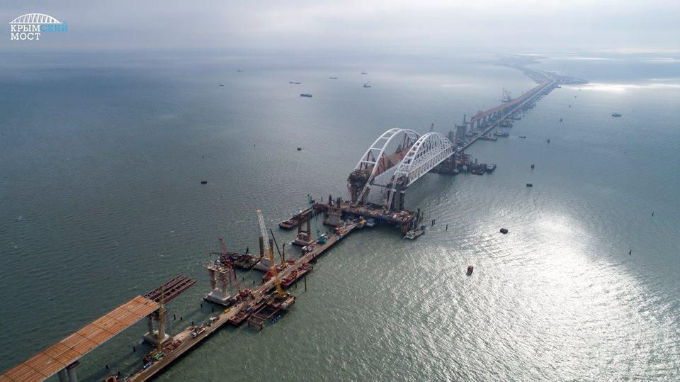 As of 6 November 2017, construction workers need to erect nine remaining pillars for the auto-road part of the bridge - four from the side of Crimea and five from the side of Taman. Photo: most.life