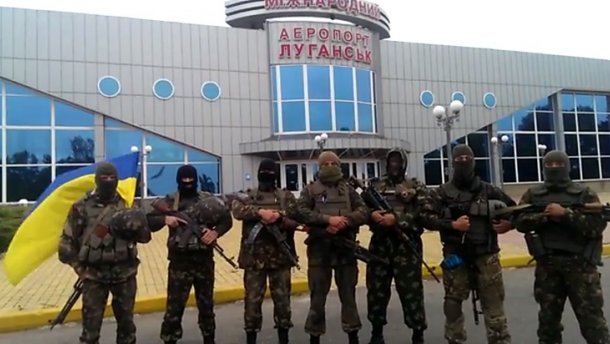 Paratroopers of the 80th Brigade in front of Luhansk Airport, spring 2014. ~