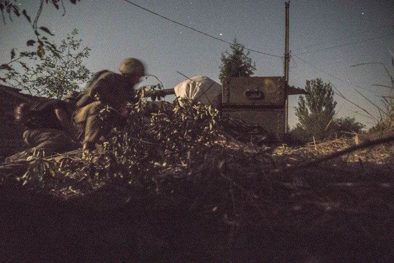Ukrainian troops prepare to return fire.