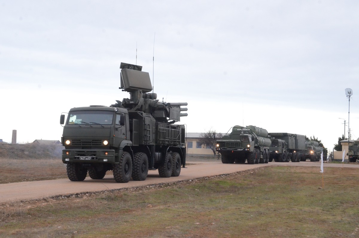 A Russian S-400 Triumf (NATO reporting name: SA-21 Growler) anti-aircraft weapon system being deployed in the Putin-annexed Ukrainian peninsula of Crimea near the city of Sevastopol (Image: Russian MoD)