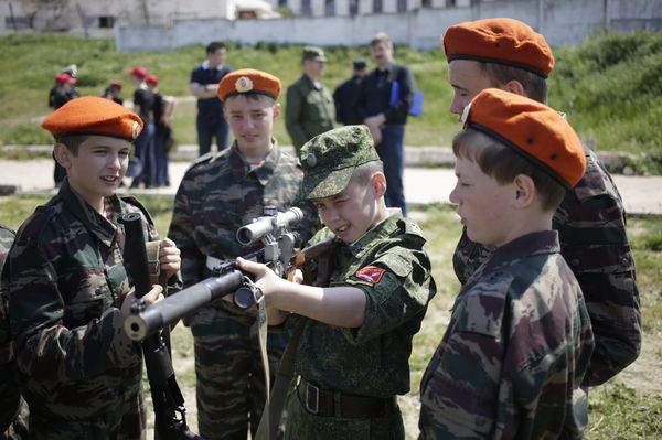 Crimean children with a Russian sniper rifle during military training in Russia-occupied Crimea (Image: open source)