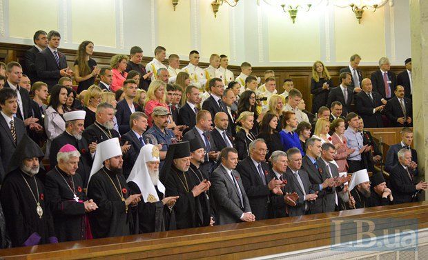 Representatives of the UOC MP, including Metropolitan Onufriy, were the only ones remaining sitting while President Poroshenko read aloud the names of soldiers honored as Heroes of Ukraine while fighting against the Russian-separatist forces in Donbas on 8 May 2015. Later, the press service of the UOC MP explained the sit-in as a protest against war as a phenomenon. Photo: lb.ua ~