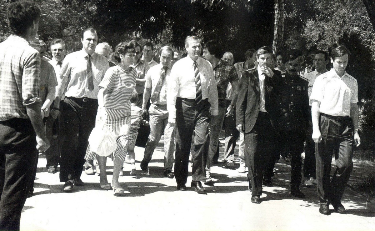 Before entering into the big politics after his "retirement" from the KGB/FSB, Vladimir Putin (in the background, with a suitcase) was a foreign affairs advisor and then economics deputy for St.Petersburg’s Mayor Anatoliy Sobchak from 1991 to 1996. A part of his job responsibilities was to carry his boss’s luggage. He became Russia's Acting President on 31 December 1999.