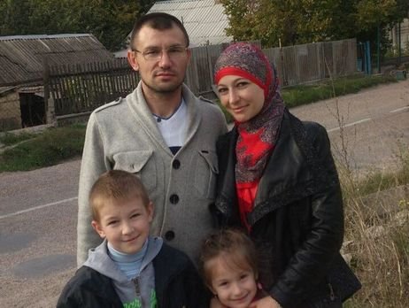 Emir-Usein Kuku with wife Meryem and children. Credit: gordon.ua ~