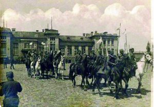 Hetman Doroshenko 1st Zaporizhzhia Infantry Regiment enters Bakhmut, April 1918 ~
