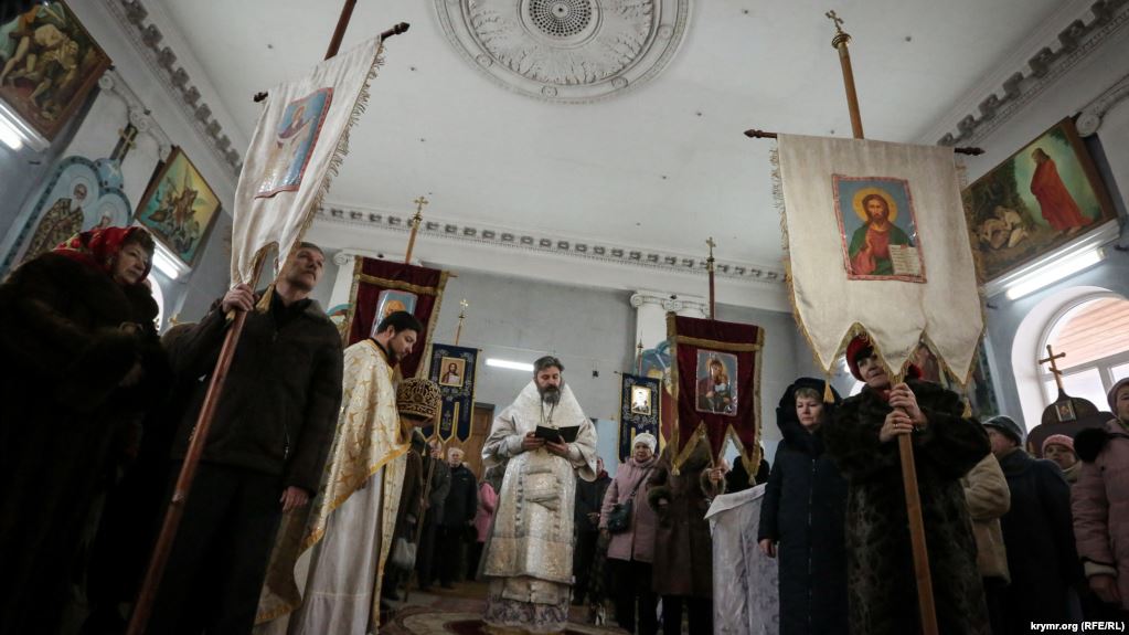 Service at a Ukrainian Orthodox church of the Kyiv Patriarchate in Crimea (Photo: krymr.org -- RFE/RL)
