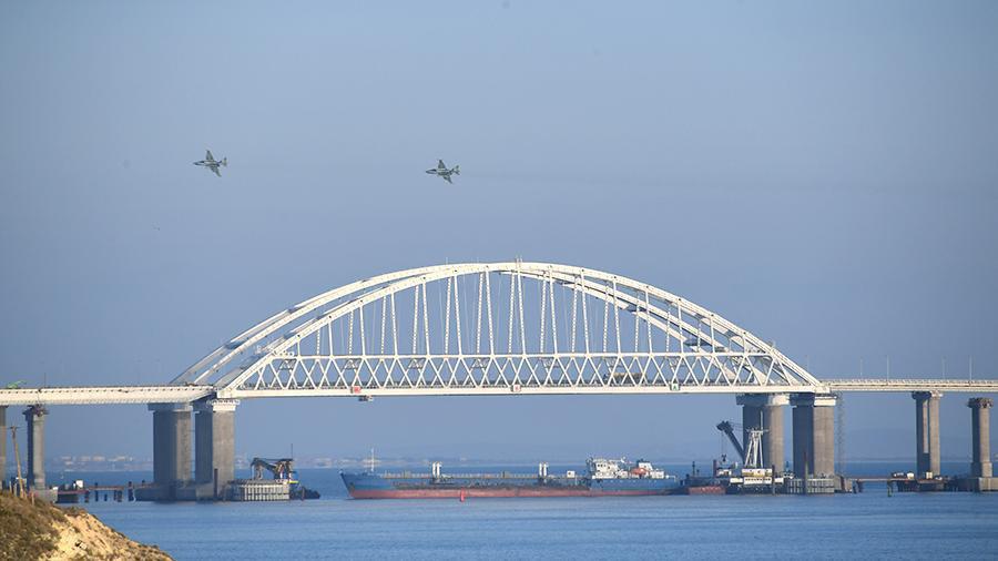 Russia's Su-25 fighter jets cruising over the Kerch bridge while a Russian oil-tank ship blocked passage for three Ukrainian boats. Kerch Strait, 25 November 2018. Photo: kerch.fm