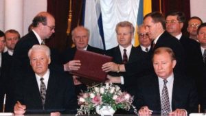 Presidents Boris Yeltsin and Leonid Kuchma signing the “Wide-Ranging Friendship Treaty.” Kyiv, 13 May 1997.Photo: golos-ameriki.ru ~