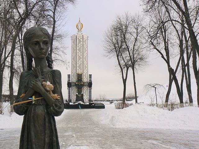 Memorial to Holodomor victims in Kyiv. Photo: Wikimedia Commons ~