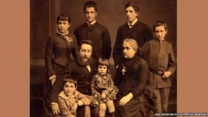 Alchevsky family: centre – Oleksiy Alchevsky (1835-1901), Khrystyna Alchevska (1841-1920); from left to right: Ivan (sitting), Khrystia (on her father’s lap), Anna, Hryhoriy, Dmytro, Mykola. Photo: 1880s ~