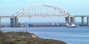 Russian military blocking the Kerch Straight using a tanker to not let Ukrainian Navy vessels into the Sea of Azov, November 25, 2018 (Photo: video capture)