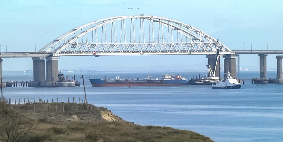 Russian military blocking the Kerch Straight using a tanker to not let Ukrainian Navy vessels into the Sea of Azov, November 25, 2018 (Photo: video capture)