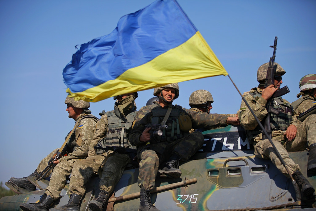 Russo-Ukrainian War: Ukrainian infantrymen riding on armor (Image: Taras Gren, MoD of Ukraine)