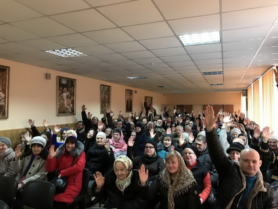 A gathering where the majority of the community voted to remain in the Moscow Patriarchy. Source: Soyuz pravoslavnyh zhurnalistov ~
