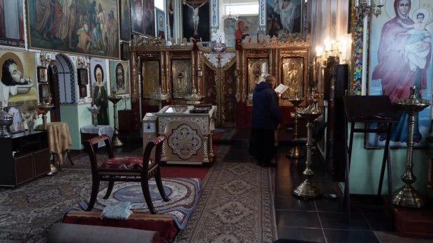 The interior of the only church of the Orthodox Church of Ukraine in Russia is located in Noginsk, about 20 miles east of Moscow, in a makeshift facility after the parishioners and the priest were thrown out of their original church building in the street by OMON police on orders of the mayor of Moscow at the time, Yuri Luzhkov. (Photo: 24tv.ua)