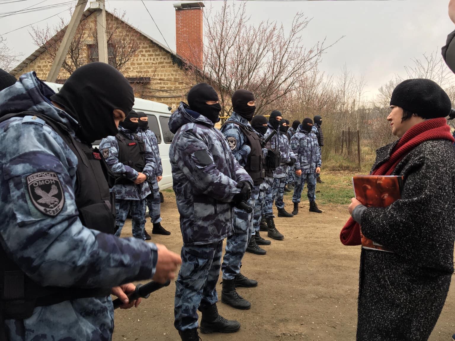 Russian law enforcement prevent lawyer Emine Avamileva from providing legal aid to the families whose houses were raided on 27 March 2018. Photo: Crimean Solidarity