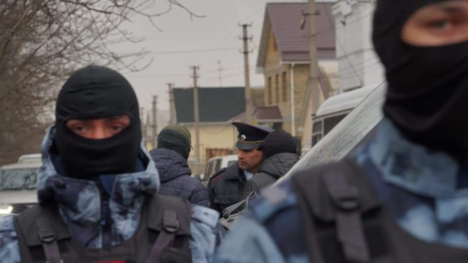During the raid of Russian law enforcement on Crimean Tatar homes on 27 March, after which 23 men were arrested on accusation of terrorism. Photo: Crimean Solidarity