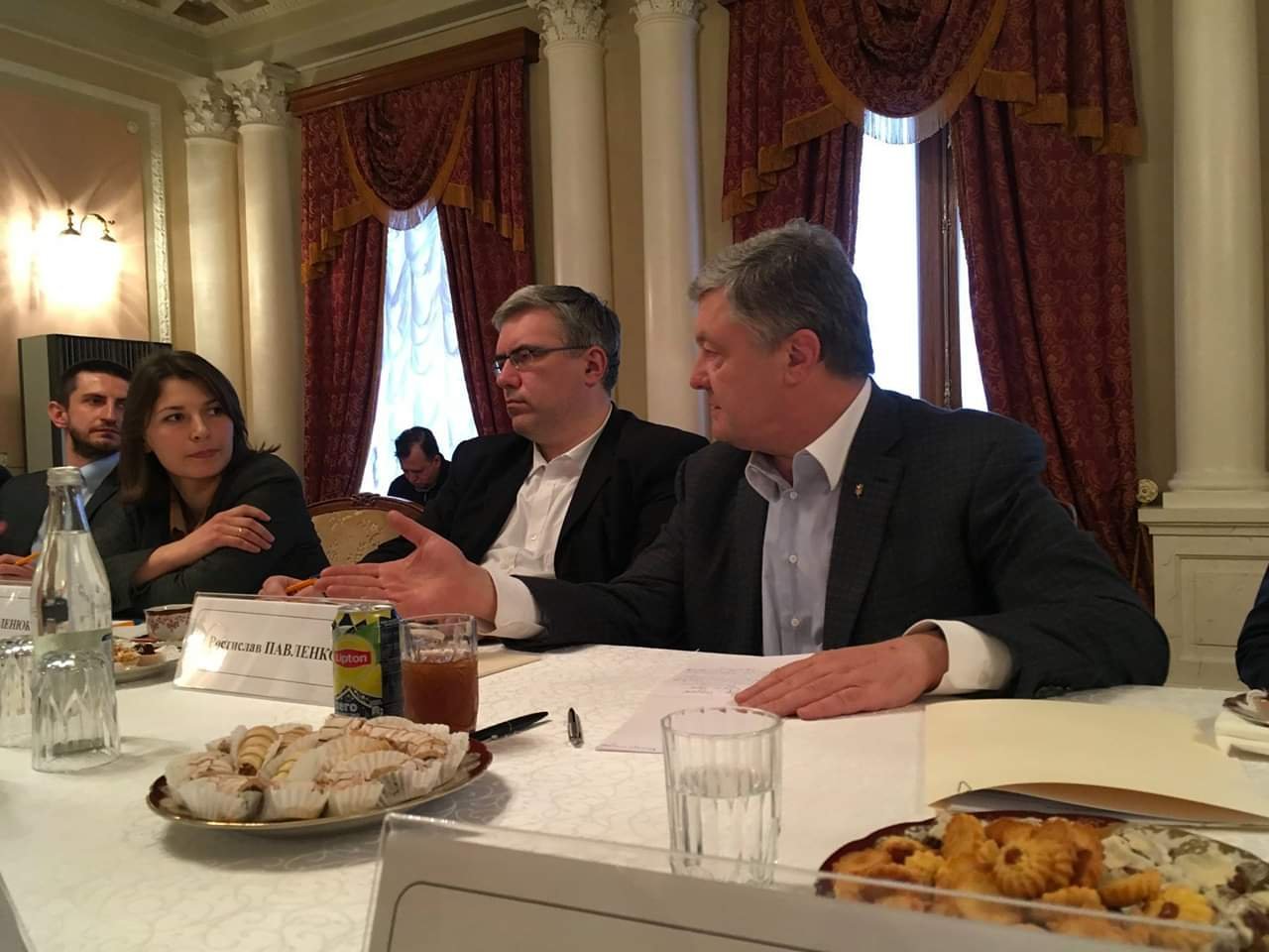 Poroshenko at the meeting with civil activists. Source: Daria Kaleniuk’s Facebook ~