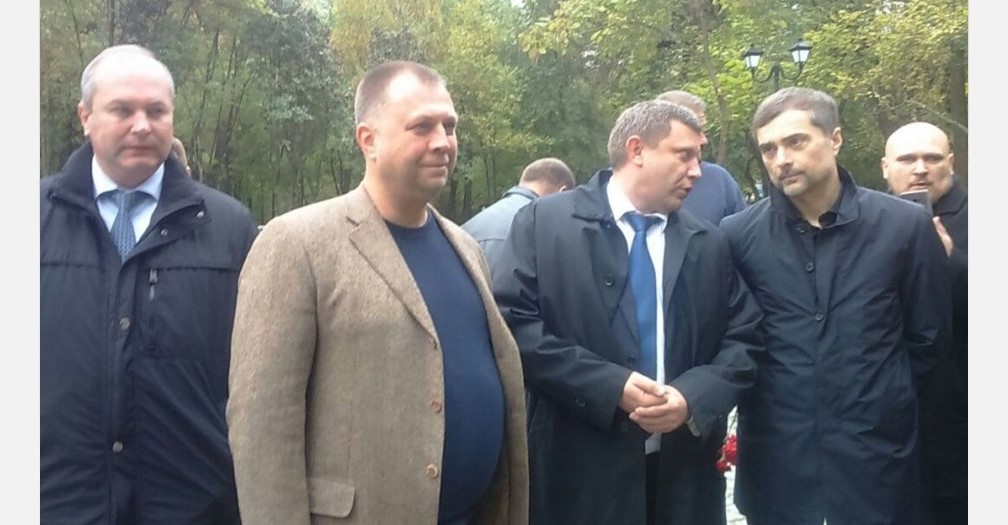 Vladimir Putin's personal advisor Vladislav Surkov (R) photographed talking to Oleksandr Zakharchenko, the assassinated head of the so-called "DNR" in 2017. Ex-PM of the "DNR" Alexandr Boroday stands to the left of Zakharchenko closer to the camera. (Photo: 161.ru)