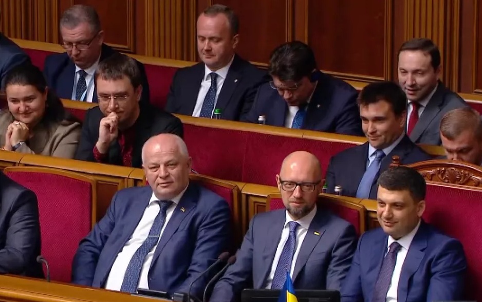 Ukrainian ministers smile while, during his inauguration speech, Zelenskyy tells that “the government is our problem” and “Ukrainians are tired from experienced politicians who create possibilities for corruption.” Source: Screenshot from inauguration speech. ~