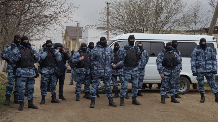 Russian riot police surround Crimean Tatar homes, March 2019. Photo: Crimean Solidarity