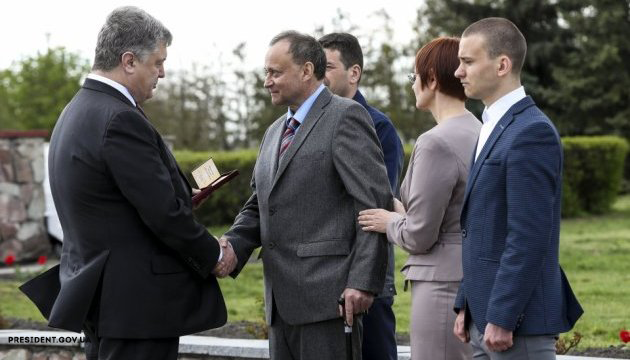 President Poroshenko awards Oleksii Ananenko the 3rd grade Order for Courage on 26 April 2018 at Chornobyl NPP. Valerii Bespalov couldn’t visit the ceremony and received his order later, and Borys Baranov was awarded posthumously. ~