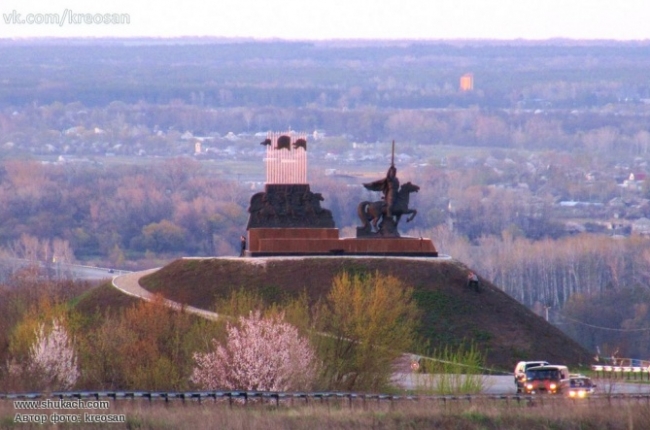 Monument to Prince Ihor on a tumulus located on Zmiina Hora high ground. Stanytsia Luhanska and the forest between it and Donets River can be seen in the background. Pre-war photo by vk.com/kreosan ~