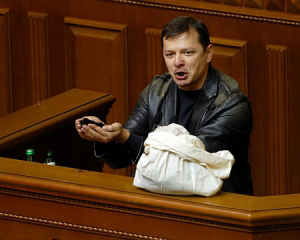 Oleh Liashko, the leader of the Radical Party, eating soil in the Rada in 2011 to prove he is a true Ukrainian patriot. Source ~