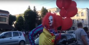 A man dressed as Pennywise the Clown shouting, “Sharii is coming”. Source ~