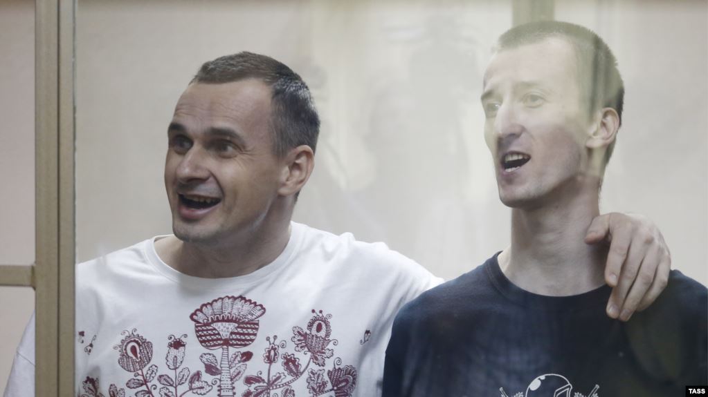 Sentsov and Kolchenko singing the Ukrainian anthem in a Russian court in 2015