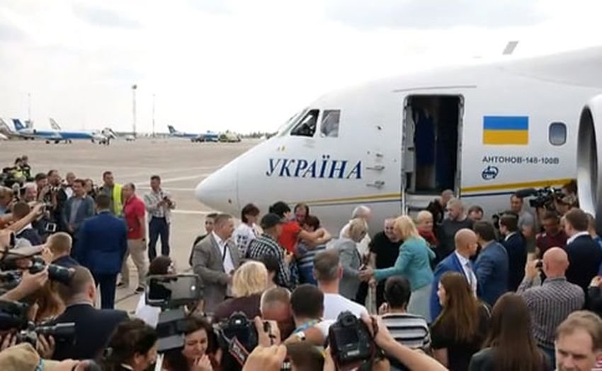 People in Kyiv’s Boryspil Airport are meeting political prisoners who returned from Russia. Photo: open sources ~