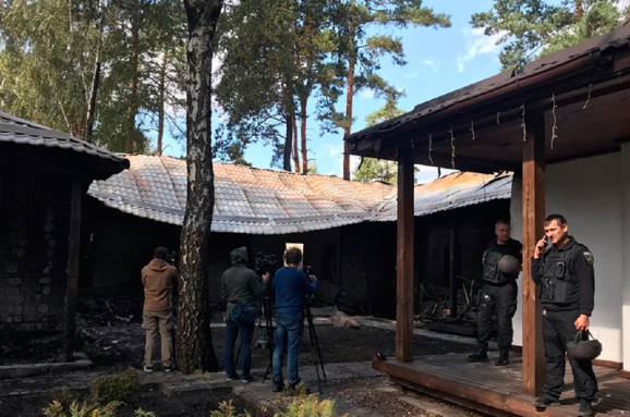 Remains of the house of ex-head of the National Bank of Ukraine Valeriya Hontareva, which was burned in arson attack. September 17, Kyiv. (Photo: 24tv)