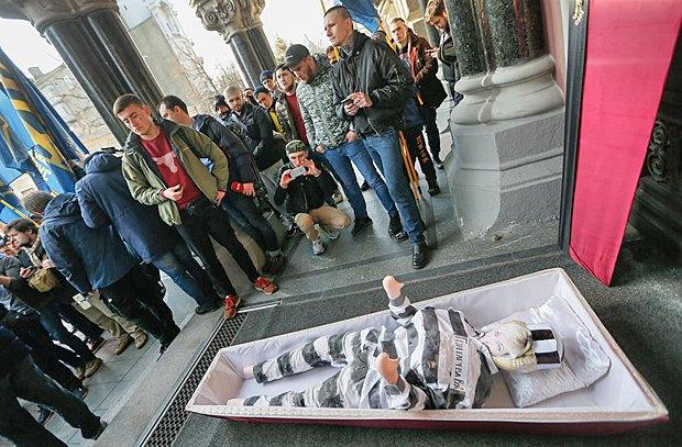 Activists delivered a coffin containing an effigy of Hontareva to the National Bank during their demonstration, 2018. Source: LB.Ua ~