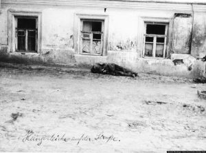“Dead body of a famished man lying in the street” (caption by Wienerberger). Kharkiv, 1933. In the upper right-hand corner of the photo you can see a street sign in Russian – Krynychny Lane. It was named after a source (well) of St. Panteleimon Church. Private one-storey homes lined this street. The 140-metre-long street still exists in the centre of Kharkiv. Photo: Alexander Wienerberger, first publication. Courtesy of Samara Pearce ~