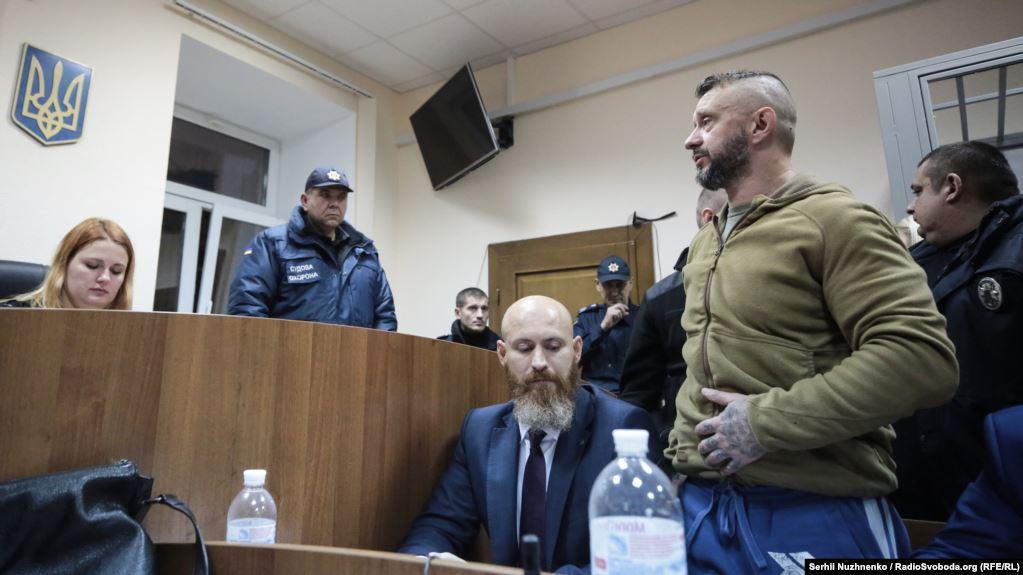 Andriy Antonenko (right) at the court hearing. Photo: radiosvoboda.org ~