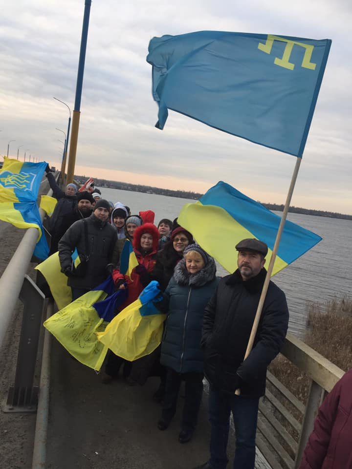 People posing after the Human Chain action on the bridge over Dnipro in Kherson. 22 January 2020. Source: Twitter/9IBqFUhMKO3QB34 ~
