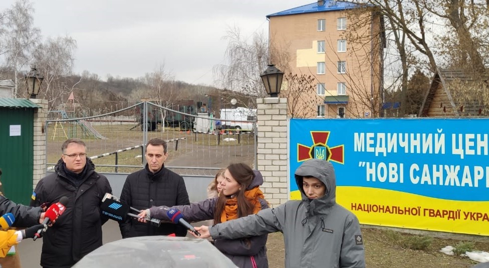 Ivan Varchenko, advisor to the Minister of Internal Affairs answers to the questions of journalists near the sanatorium in Novi Sanzhary. Source: Liga.net ~