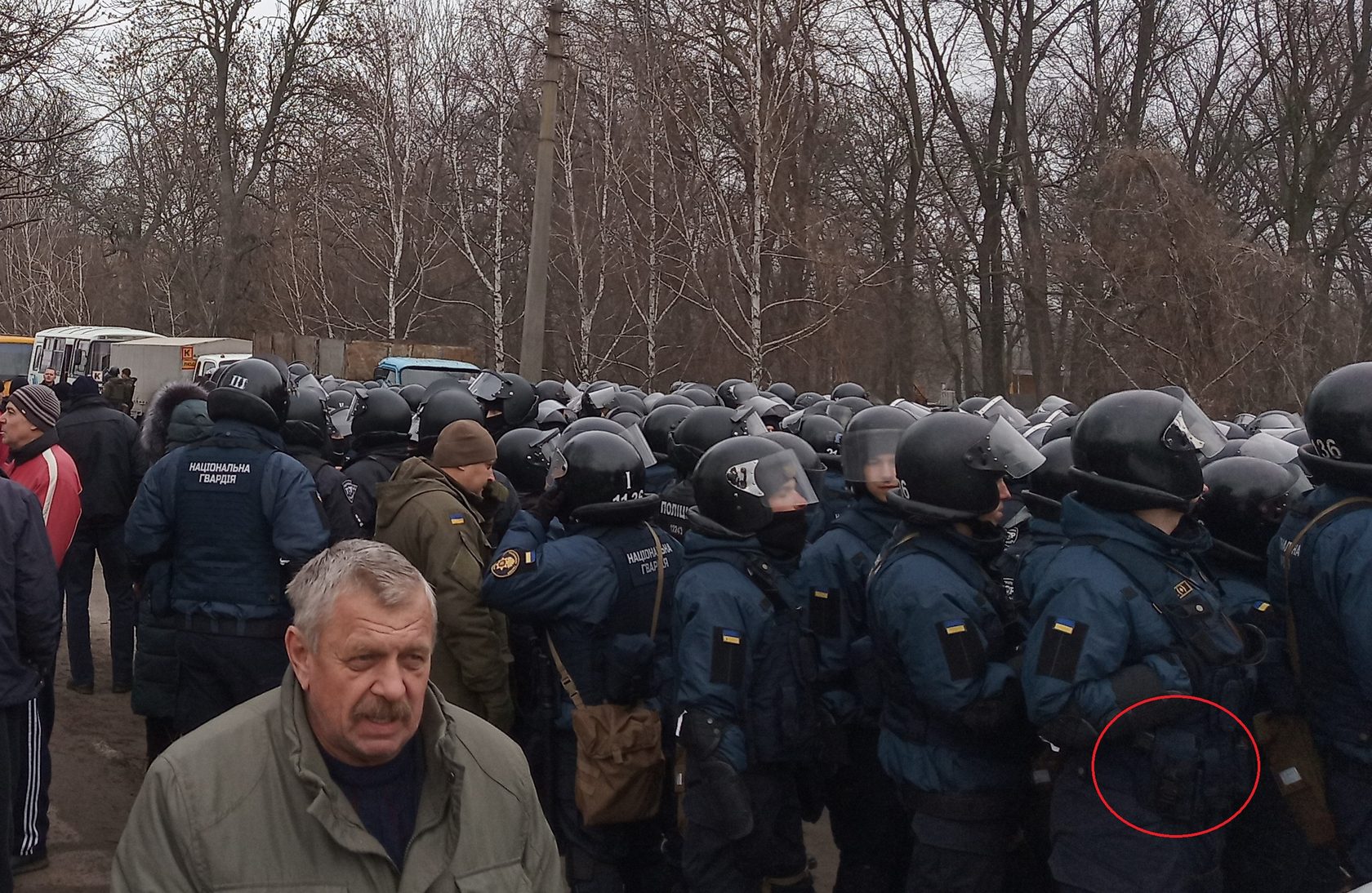 Numerous police arriving in helmets and with weapons. Source: texty.org.ua ~