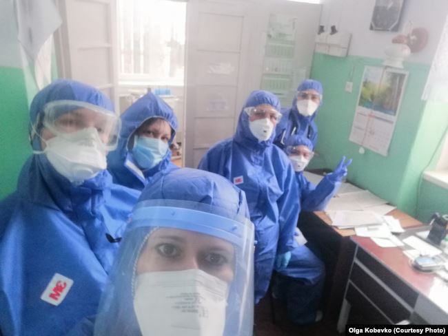 Ukrainian doctor Olha Kobevko with colleagues involved in fighting COVID-19. Photo via RFE/RL ~